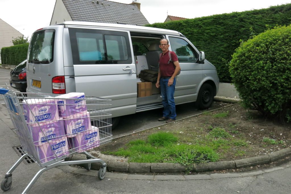 Arrivée à Calais, notre véhicule plein des dons de nos amis et famille;  nous complétons le chargement avec un certain nombre de paquets de papier hygiénique, produit de 1ère nécessité